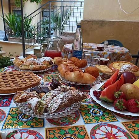 B&B Il Melograno Antico Con Terrazza E Giardino Agrigento Luaran gambar